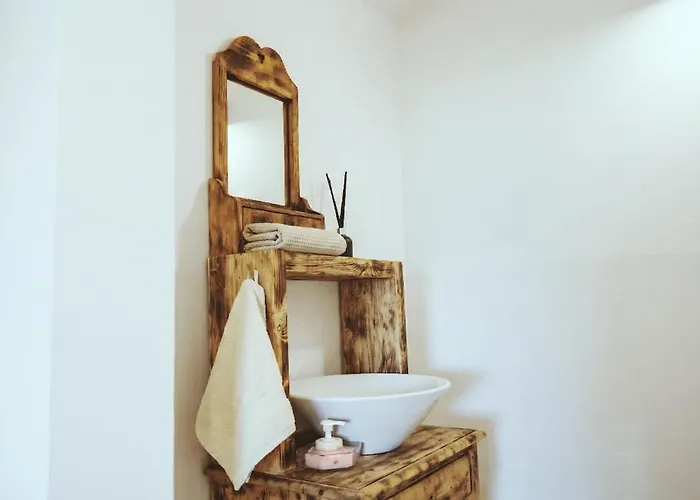 Romantic Getaway Hot Tub, Cinema & View